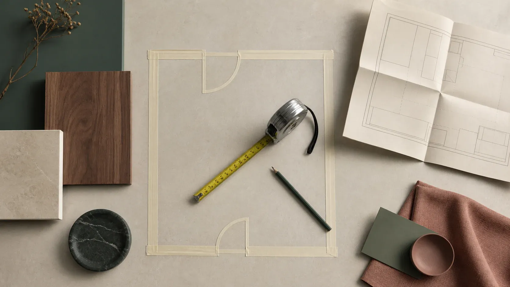 Materiales para medir y planificar la huella de un mueble.