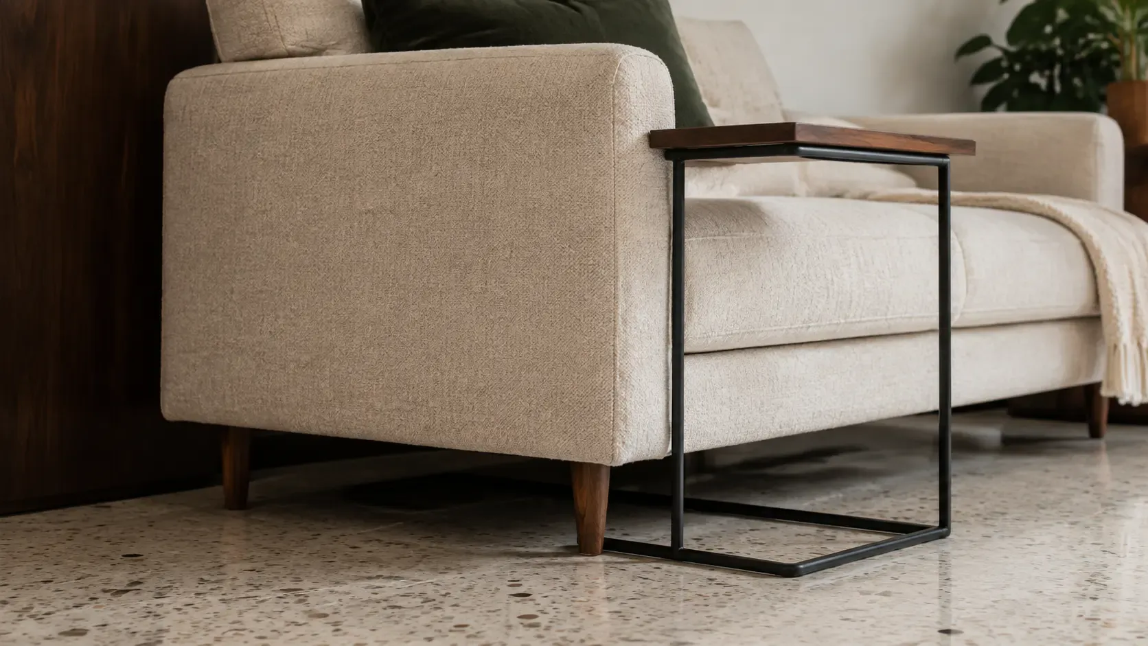 Detalle conceptual de la base de una mesa en C y el hueco libre bajo un sofá.